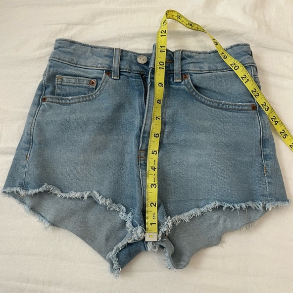Dividend By H&M High Waisted Distressed Raw Hem Jean Shorts Size 2 Light Denim - Picture 5 of 5